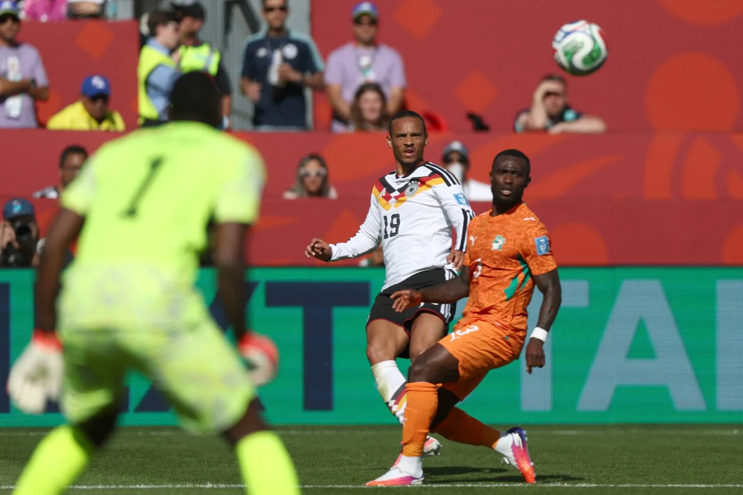 ليروي ساني في صراع على الكرة مع غيسلان كونان خلال مباراة ألمانيا وكوت ديفوار في كأس العالم 2026 (أ ف ب)