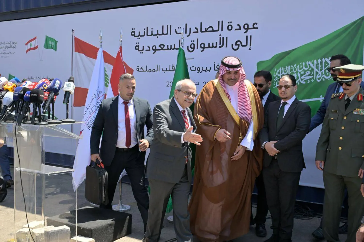 رئيس الحكومة اللبنانية نواف سلام والسفير السعودي في بيروت فهد بن عبد الرحمن الدوسري يتابعان انطلاق أولى شحنات الصادرات اللبنانية من مرفأ بيروت إلى مرفأ جدة بعد قرار السعودية باستئناف الصادرات (رئاسة الحكومة)
