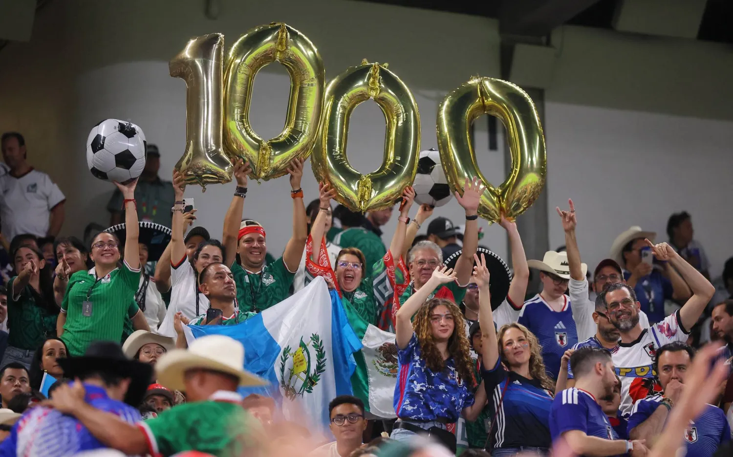 ترفع الجماهير في مونتيري رقم 1000 كون المواجهة حملت هذا الرقم بتاريخ مباريات كأس العالم (رويترز)