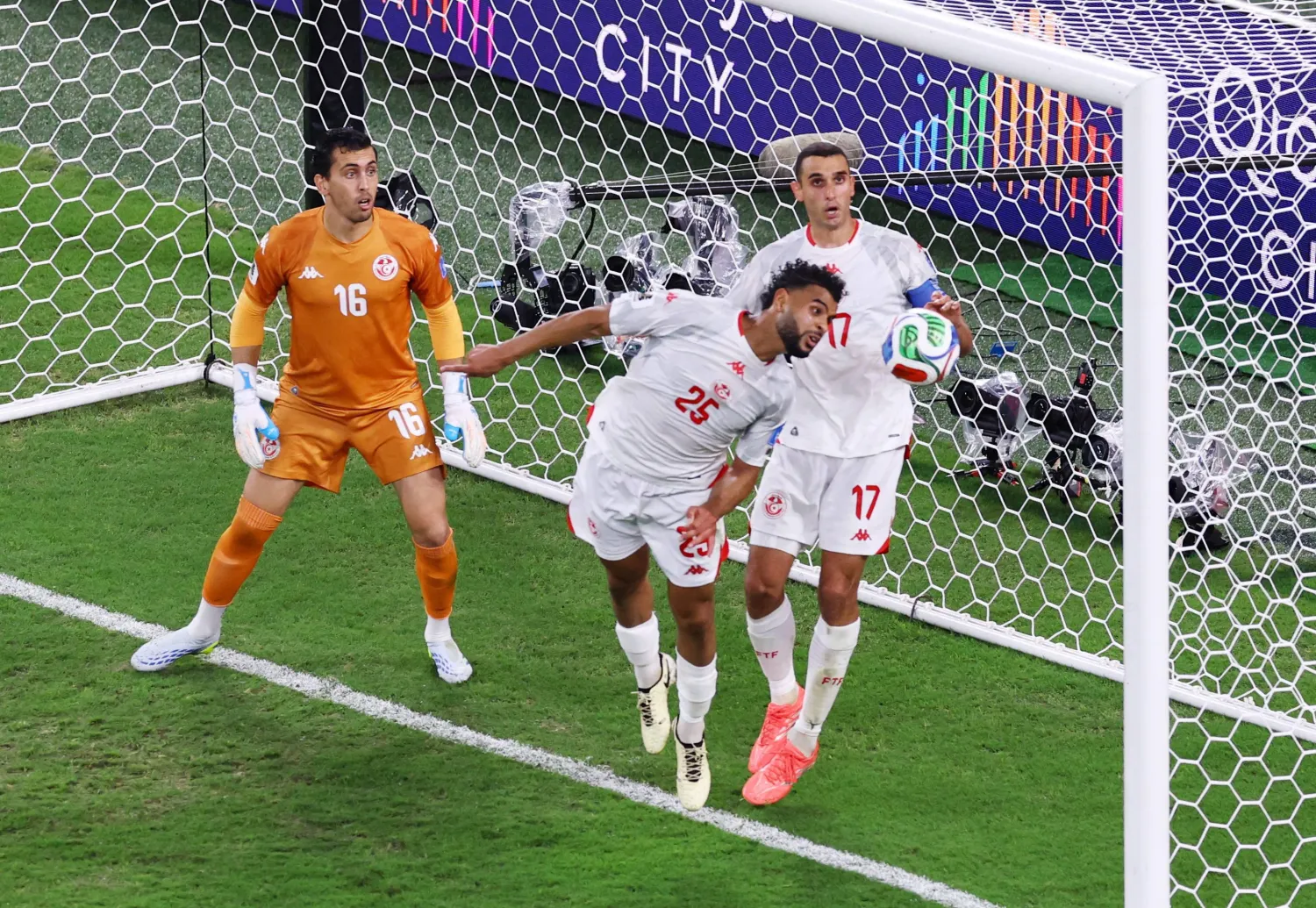 بدا دفاع منتخب تونس مفككاً ولم ينجح في إيقاف هجمات اليابان (رويترز) 