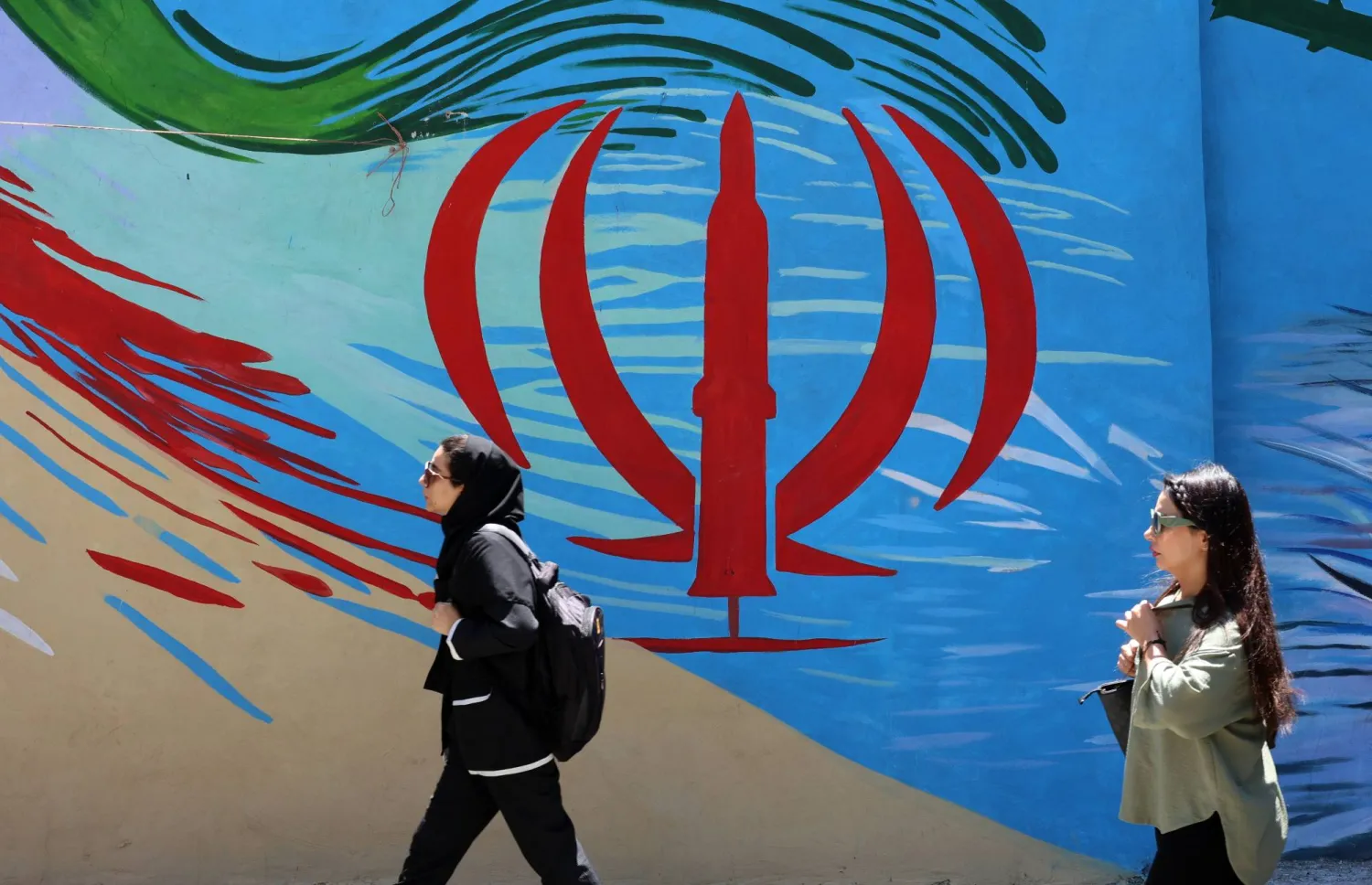 سيدتان إيرانيتان في أحد شوارع طهران (إ.ب.أ)