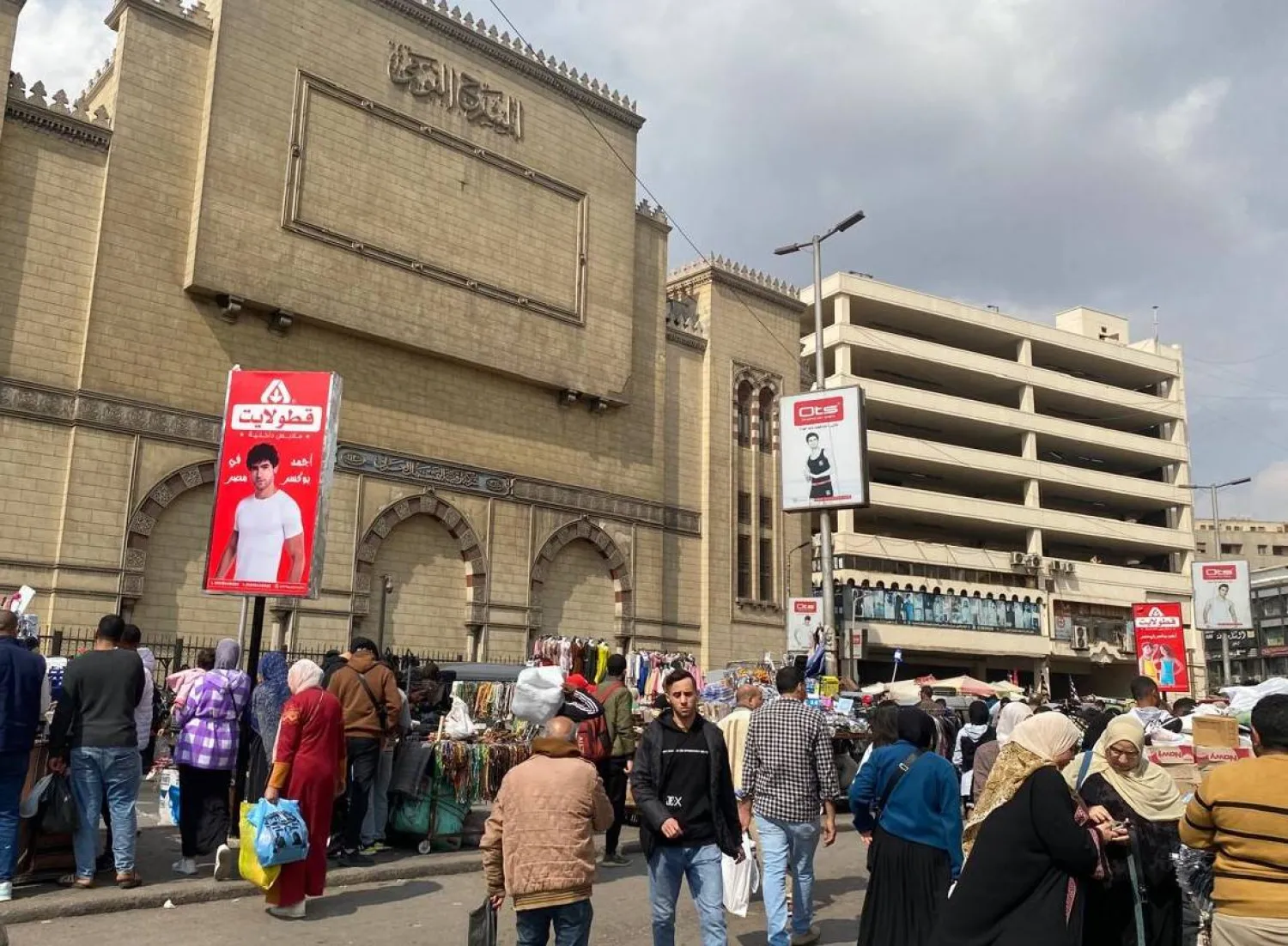 مصريون وباعة جائلون حول المسرح القومي في وسط القاهرة (الشرق الأوسط)