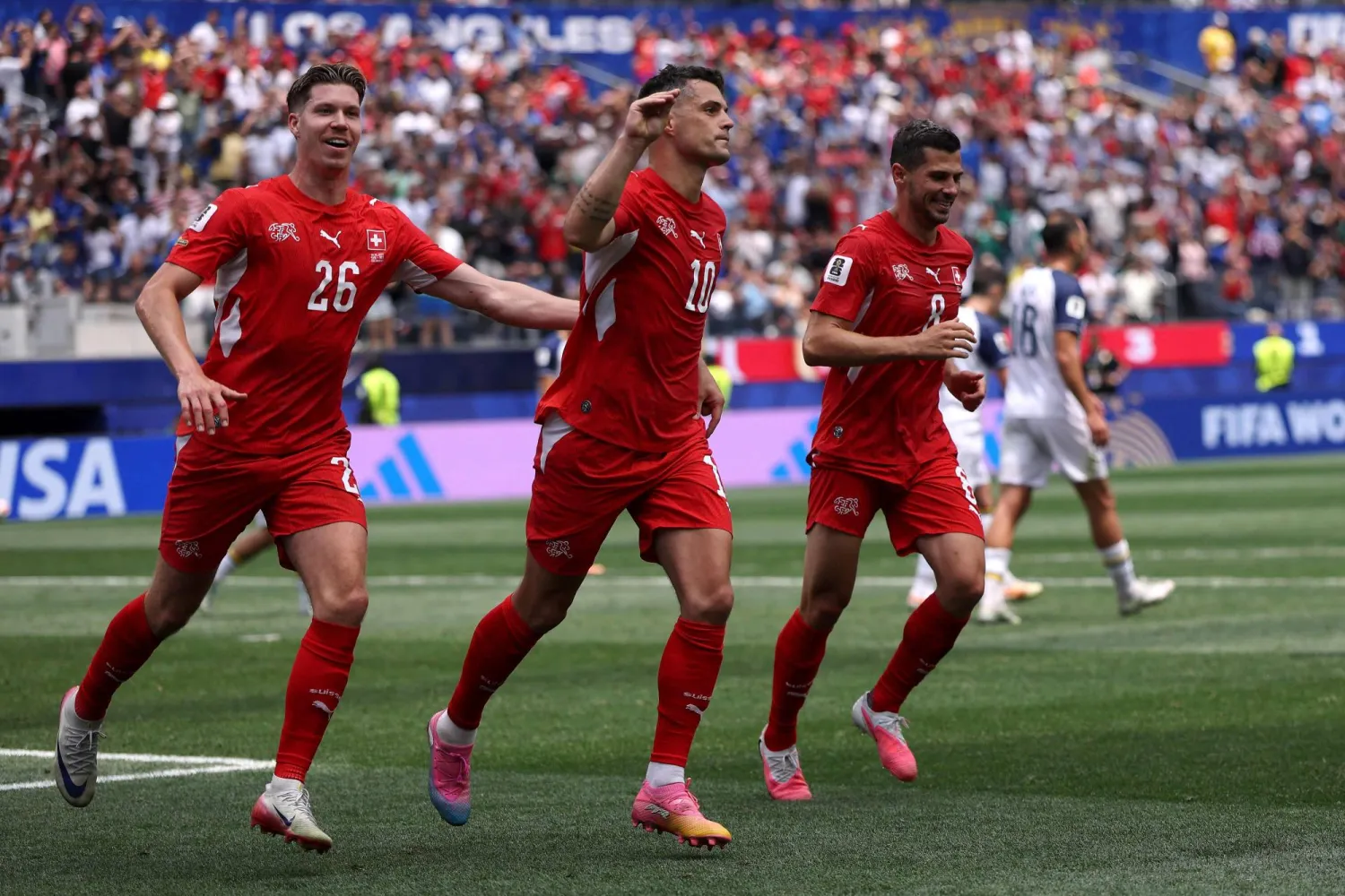 السويسري سيدريك إيتن «يسار» انضم لفيردر بريمن (أ.ف.ب)