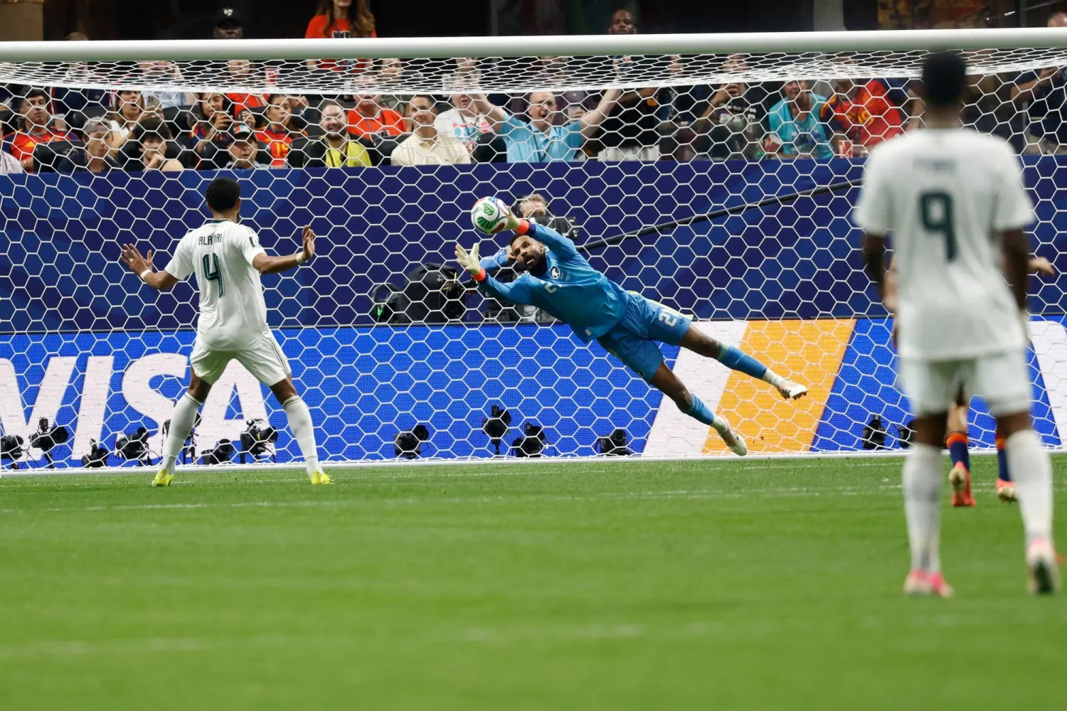 حارس المنتخب السعودي محمد العويس يتجه لالتقاط الكرة خلال المباراة (أ. ب)
