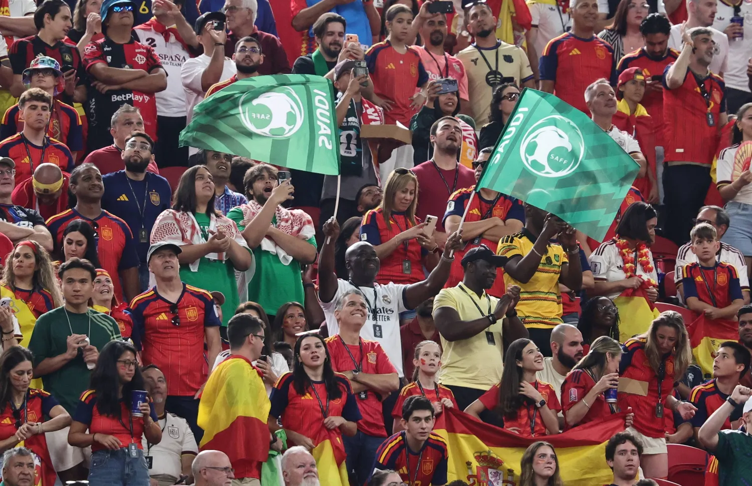 مشجع للمنتخب السعودي يحتفل بين جماهير إسبانيا قبل انطلاق المباراة (إ ب أ)
