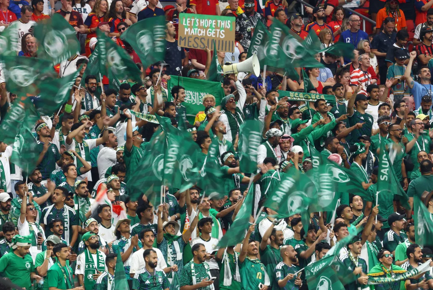 جماهير السعودية في المدرجات خلال المباراة (رويترز)
