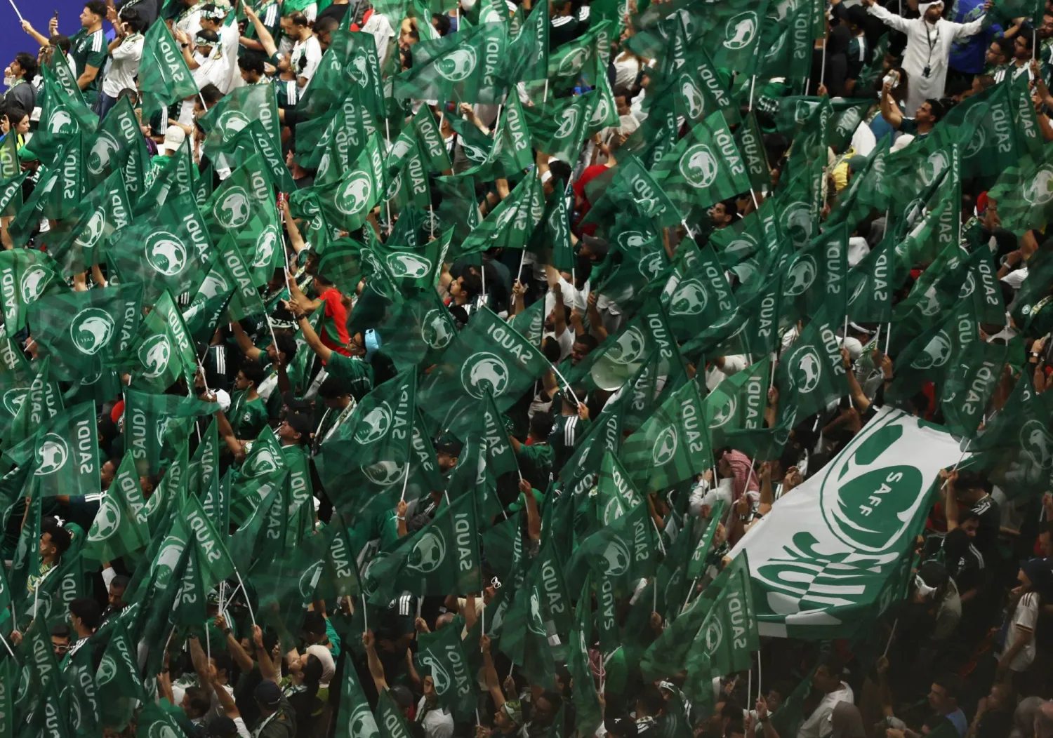 جماهير السعودية في المدرجات قبل انطلاق المباراة (رويترز)
