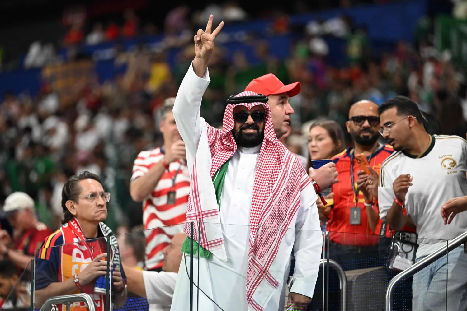 مشجع سعودي يتفاعل في المدرجات (أ.ف.ب)
