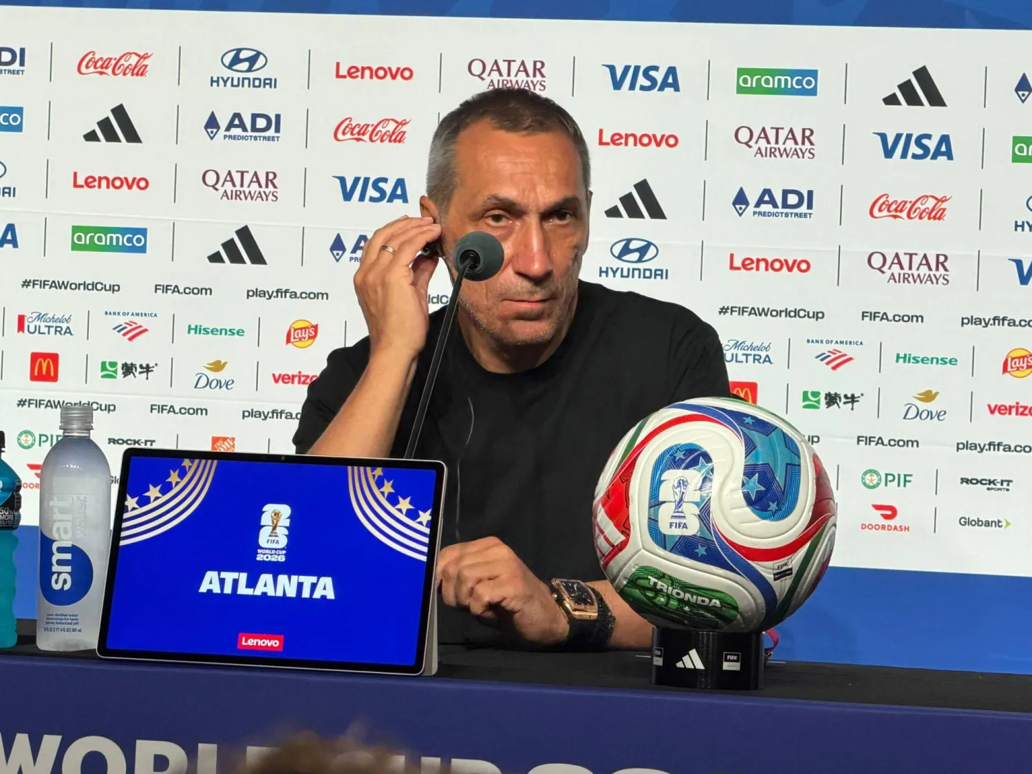 دونيس مدرب المنتخب السعودي في المؤتمر الصحافي (الشرق الأوسط)