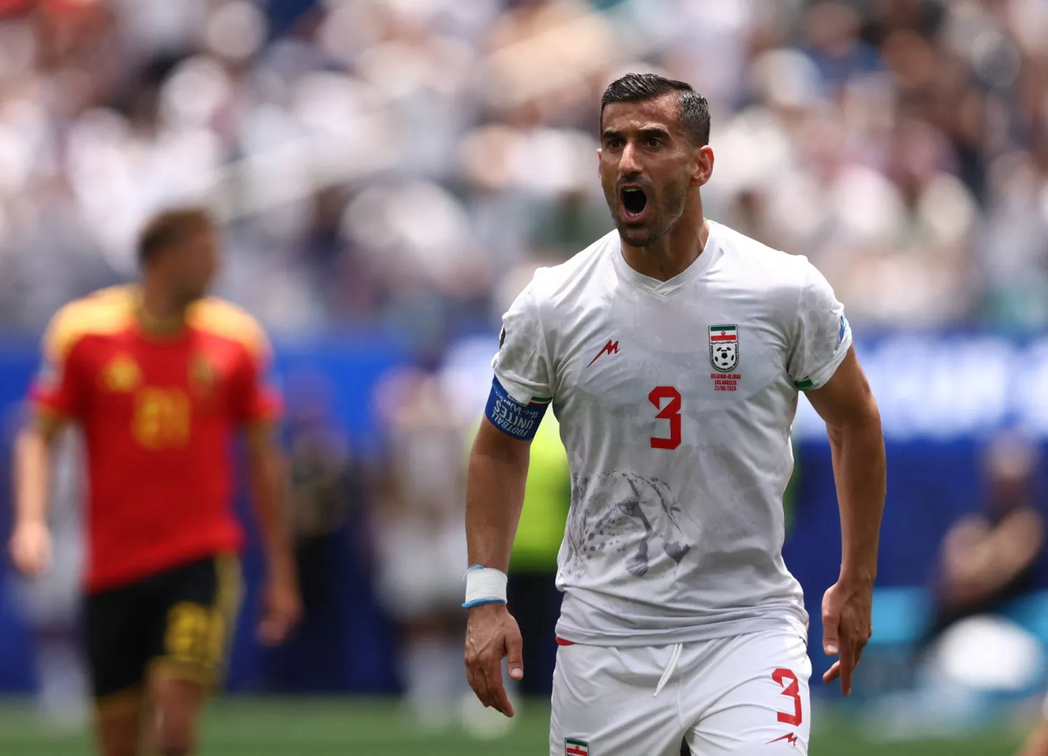 الإيراني إحسان حاج صفي يتفاعل خلال المباراة (رويترز)