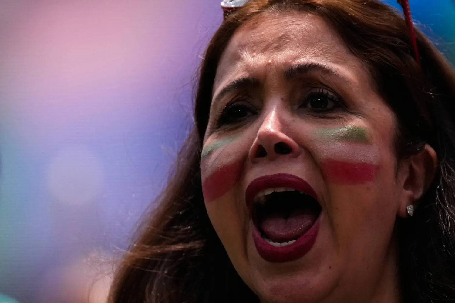 أحد المشجعين يتفاعل خلال المباراة على ملعب إنغلوود قرب لوس أنجلوس (أ.ب)
