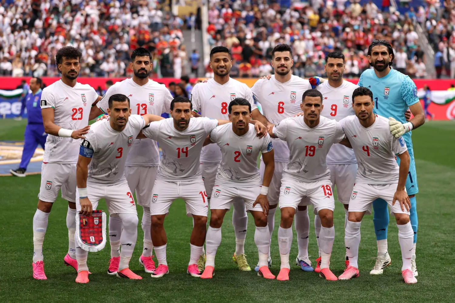  لاعبو منتخب إيران يلتقطون الصورة الرسمية قبل انطلاق المباراة (أ.ف.ب)

