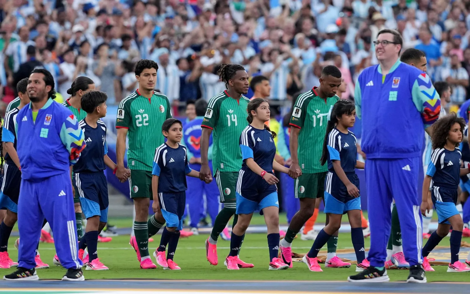 لاعبو منتخب الجزائر يستمتعون بمعسكرهم في كانساس (رويترز)