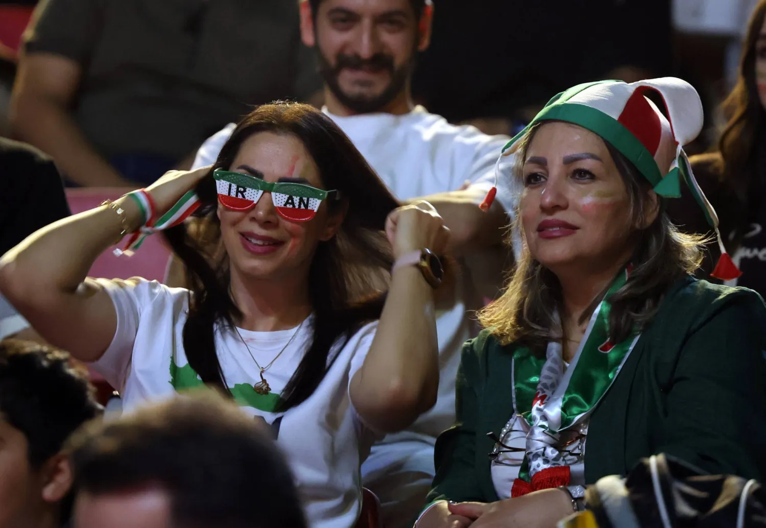 مشجعون إيرانيون يتابعون المباراة ويتفاعلون مع أحداثها في طهران (إ.ب.أ)