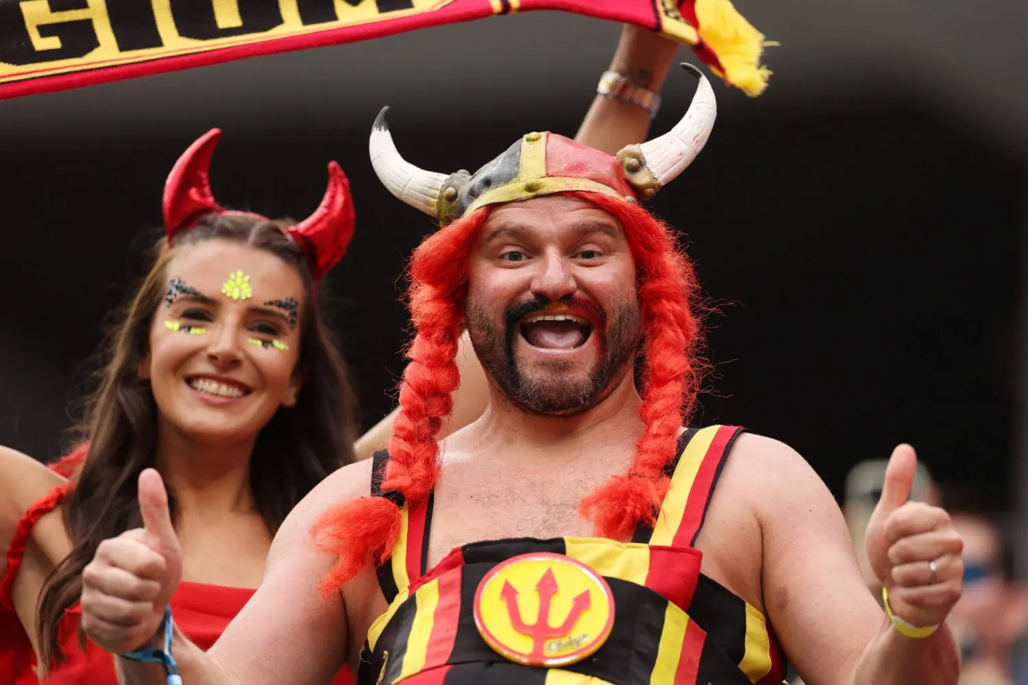 جماهير المنتخب البلجيكي تساند فريقها قبل انطلاق المباراة على ملعب لوس أنجلوس (أ.ف.ب)
