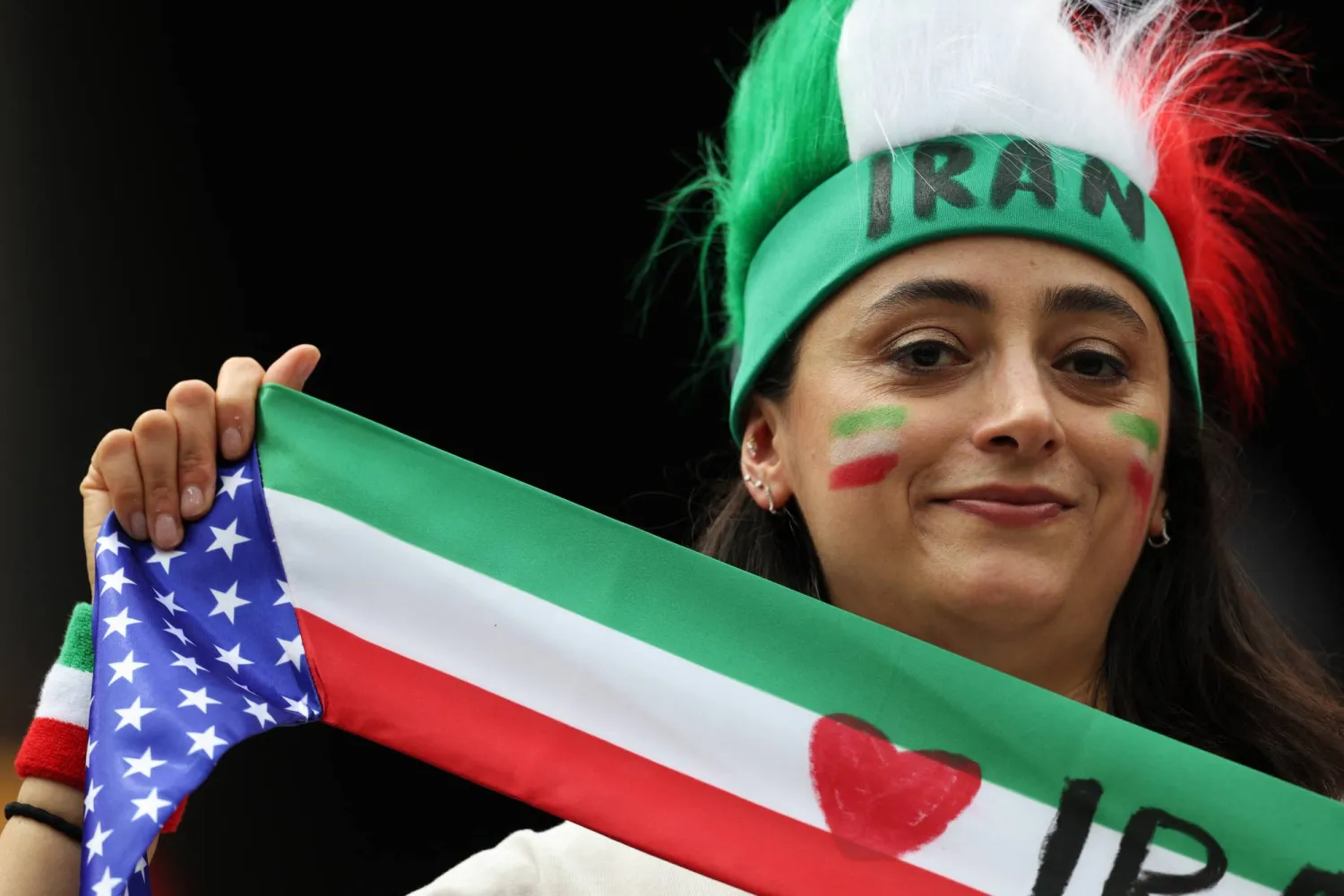 جماهير المنتخب الإيراني في المدرجات قبل انطلاق المباراة (رويترز)
