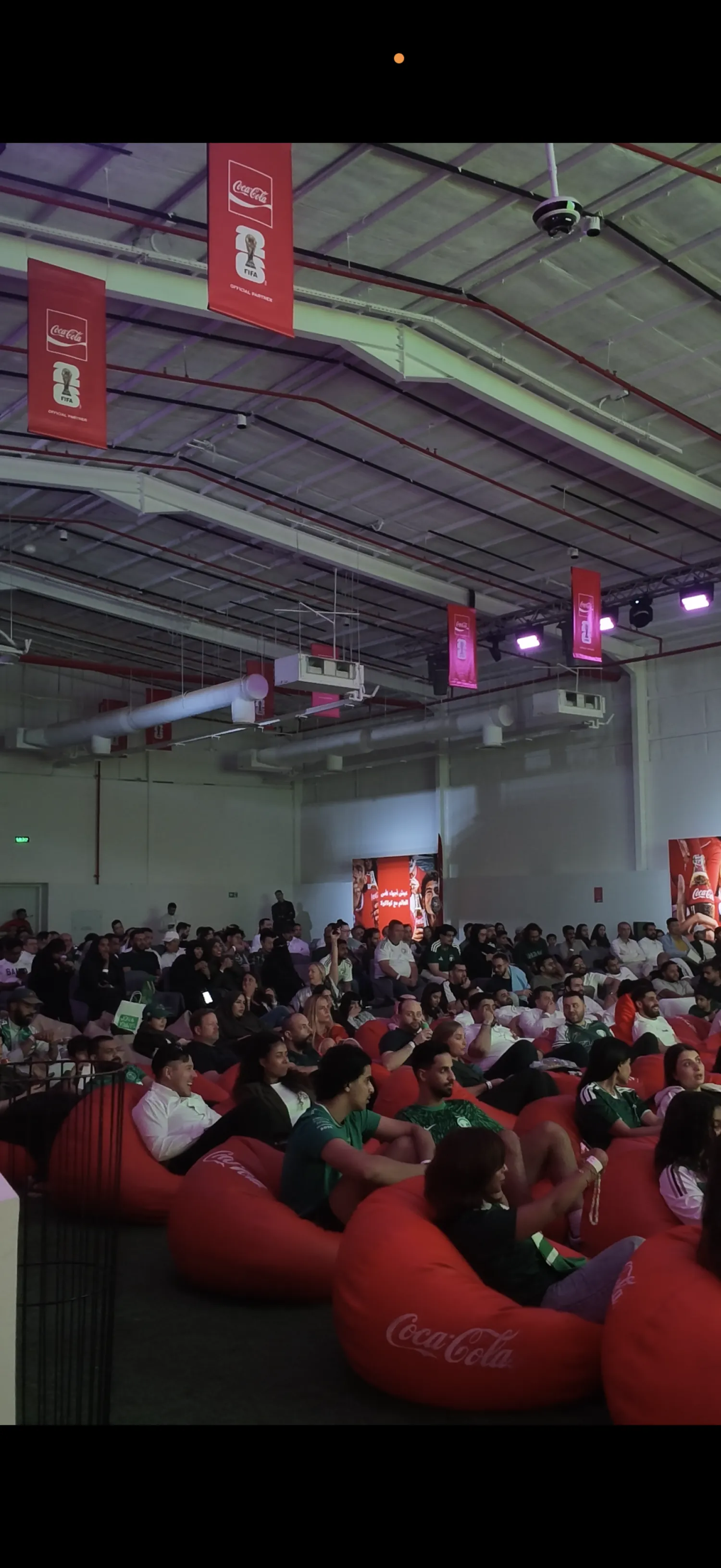 المئات تجمعوا لمتابعة مباراة المنتخب السعودي أمام إسبانيا في جاكس الدرعية (الشرق الأوسط)