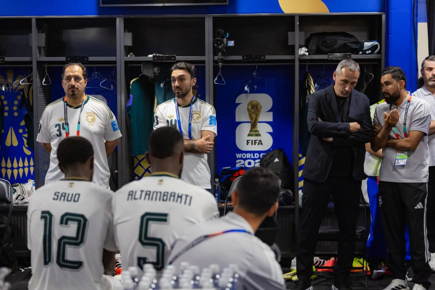 الفيصل خلال اجتماعه باللاعبين بعد نهاية المباراة (المنتخب السعودي)