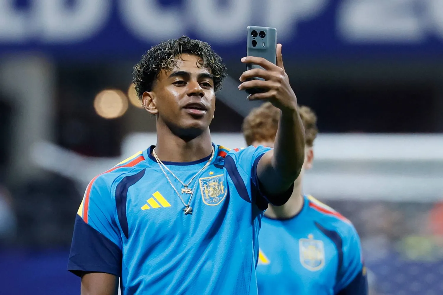 يلتقط يامال سيلفي بعد الانتصار العريض أمام المنتخب السعودي (أ.ب)