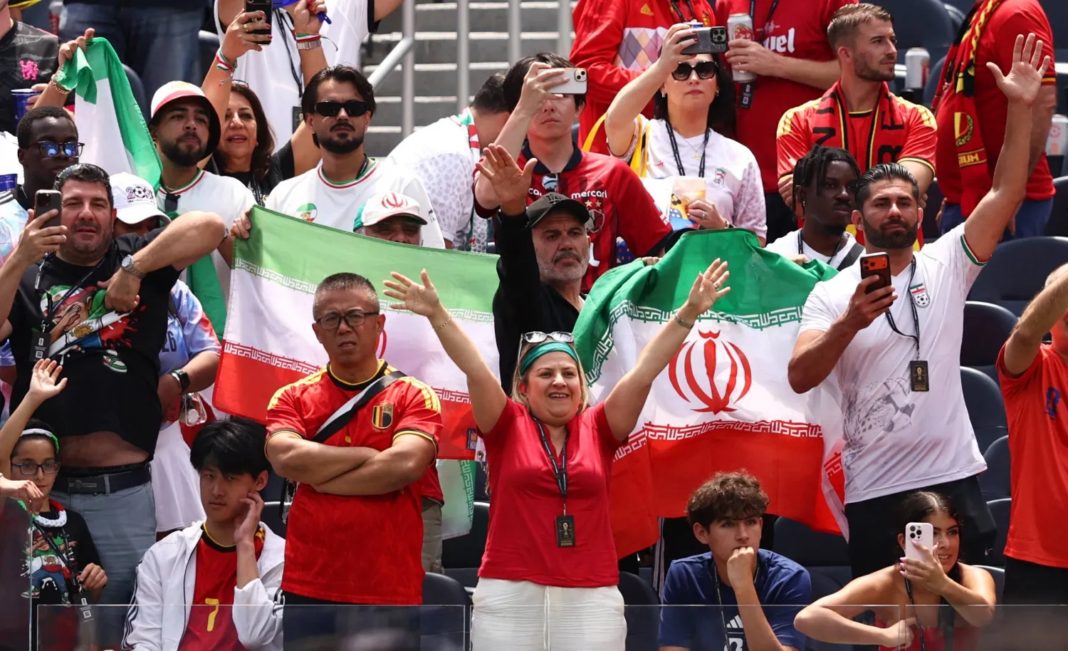 إيرانيون يساندون منتخب بلادهم خلال مباراة بلجيكا (رويترز)
