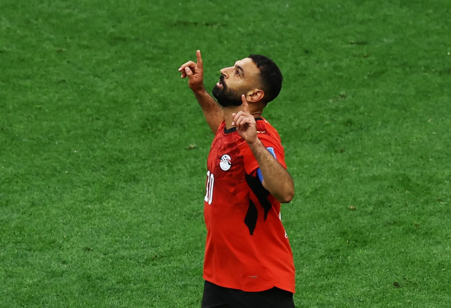 صلاح محتفلاً بالهدف (رويترز)