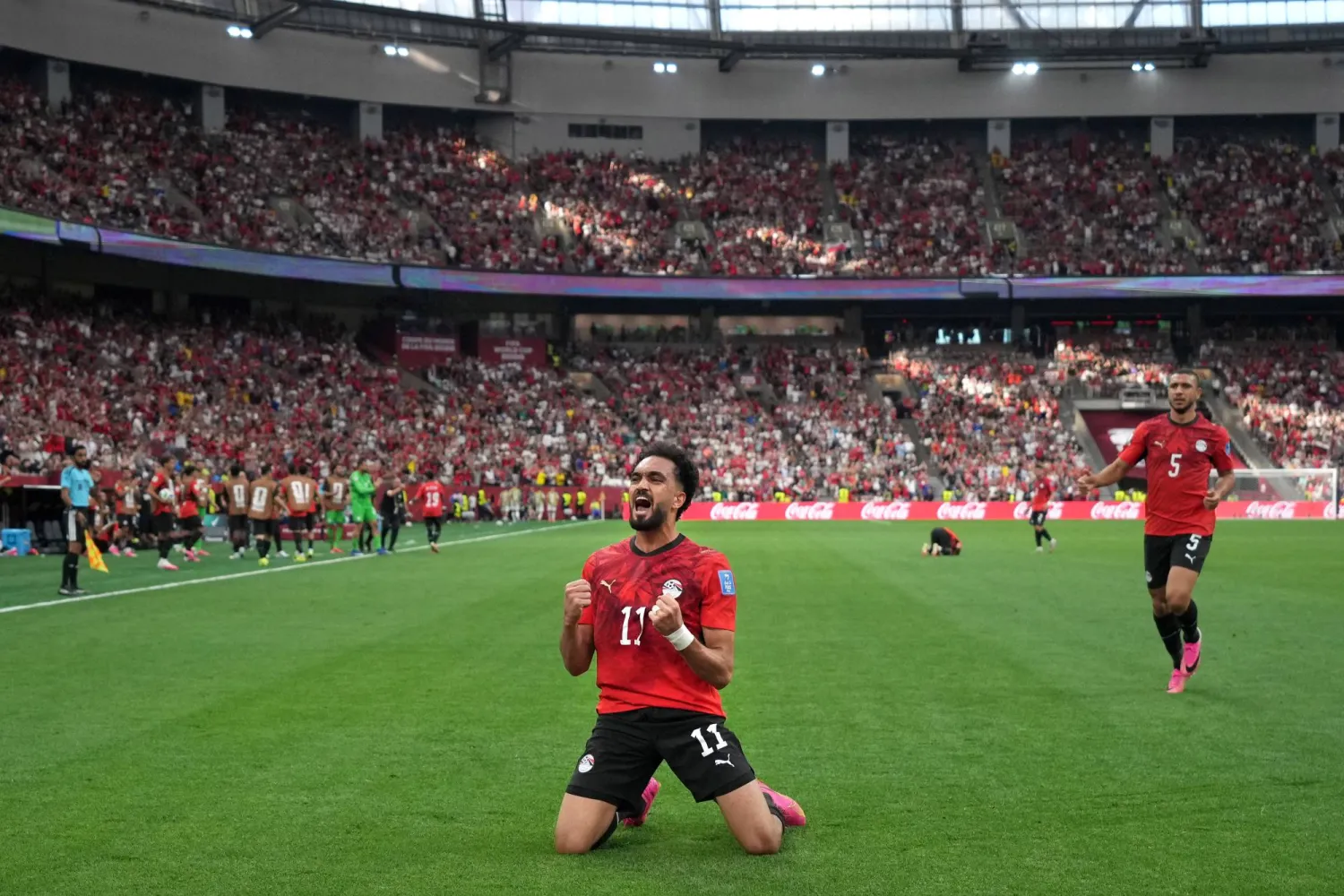 زيكو وفرحة كبيرة بهدف التعادل الذي سجله لمنتخب بلاده (أ.ب)