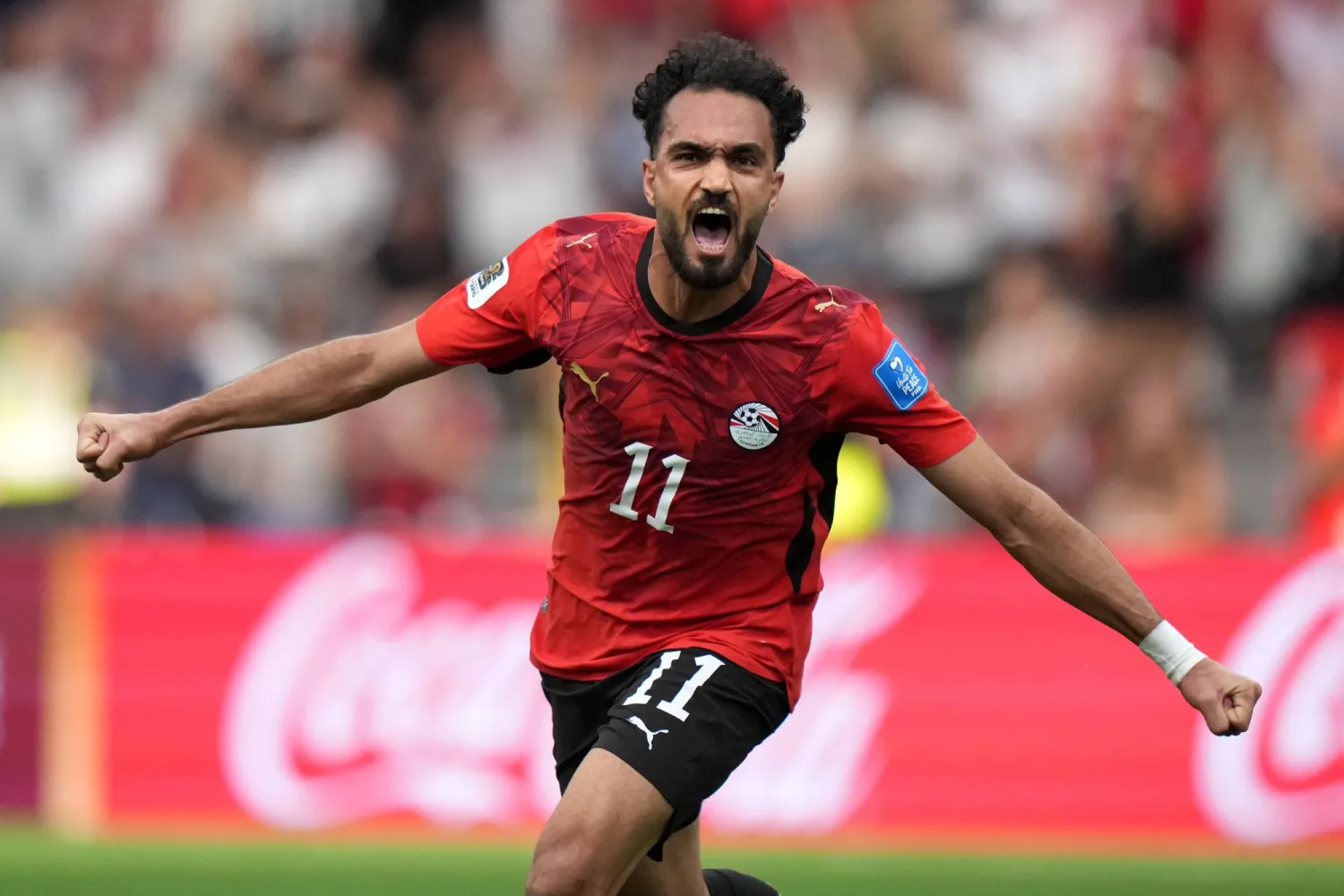 أصبح مصطفى زيكو أول لاعب بتاريخ مصر يسجل هدفاً ويصنع آخر في المواجهة نفسها ببطولة كأس العالم (أ.ب)