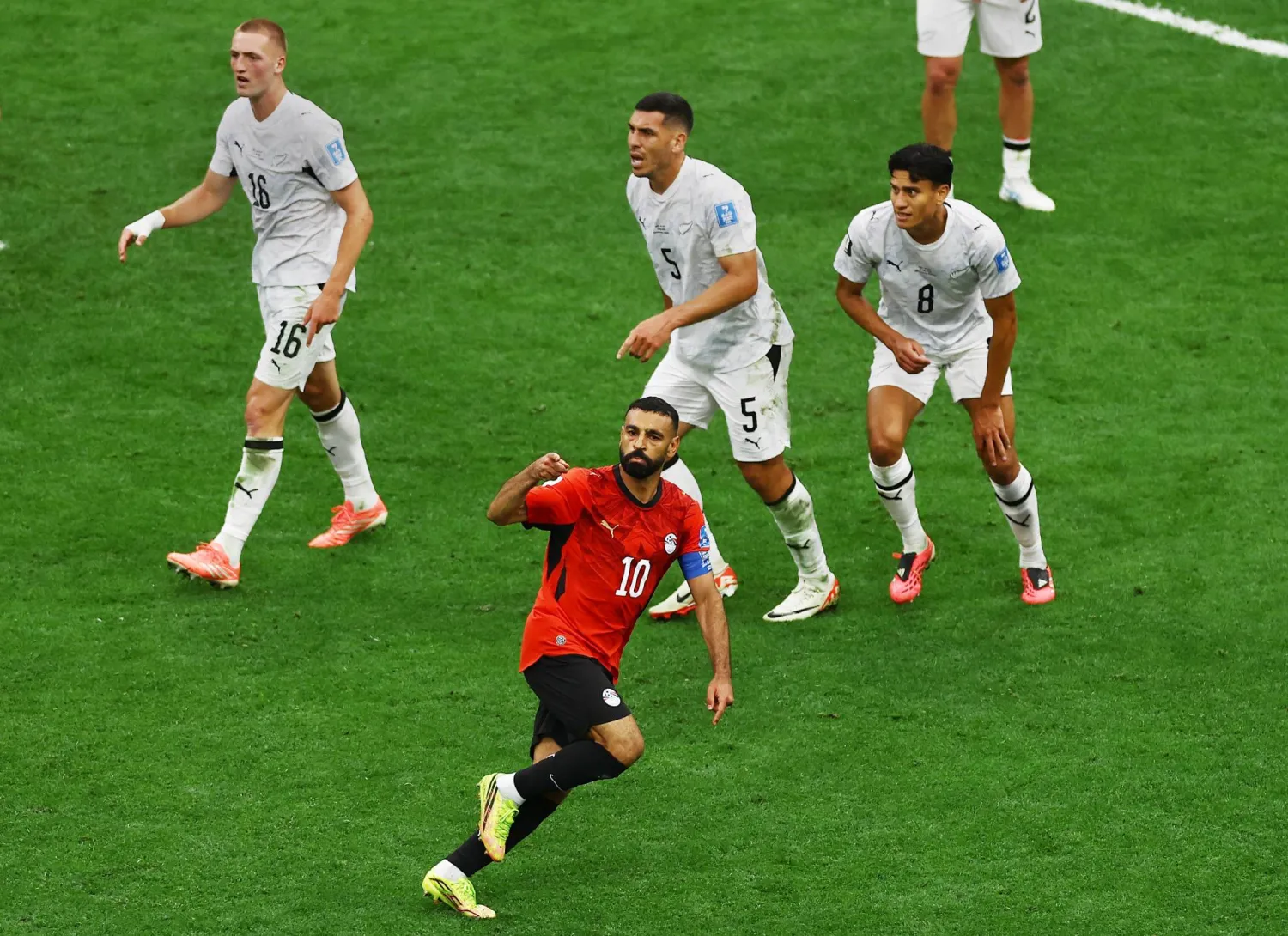 بات محمد صلاح الهداف التاريخي لمصر في كأس العالم (رويترز)