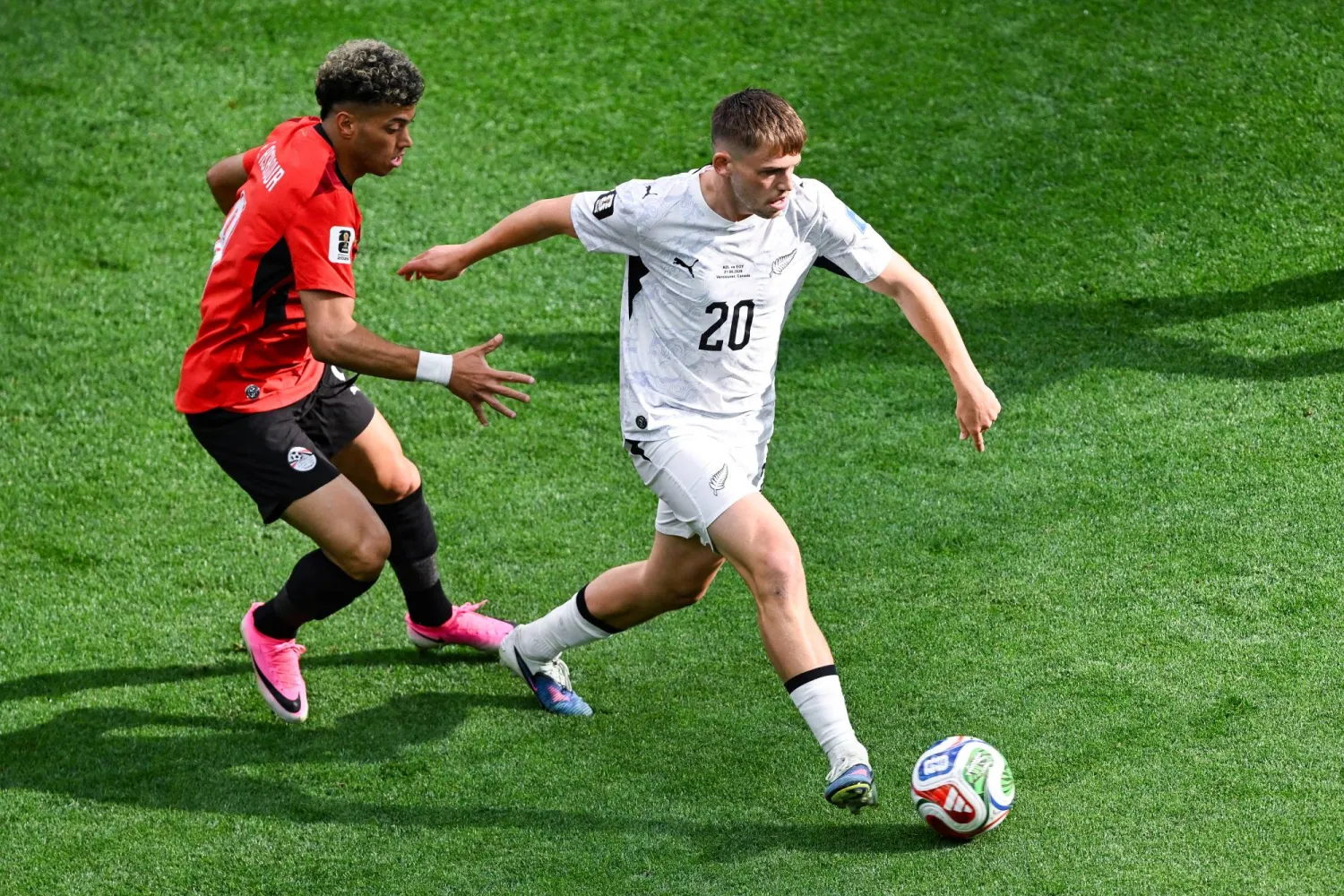 تنافس بين عاشور وكالوم مكوات لاعب نيوزيلندا (د.ب.أ)