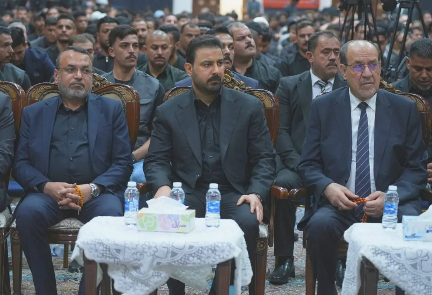 الزيدي (وسط) خلال مجلس عزاء حسيني أقامه المالكي (إعلام رئاسة الوزراء)