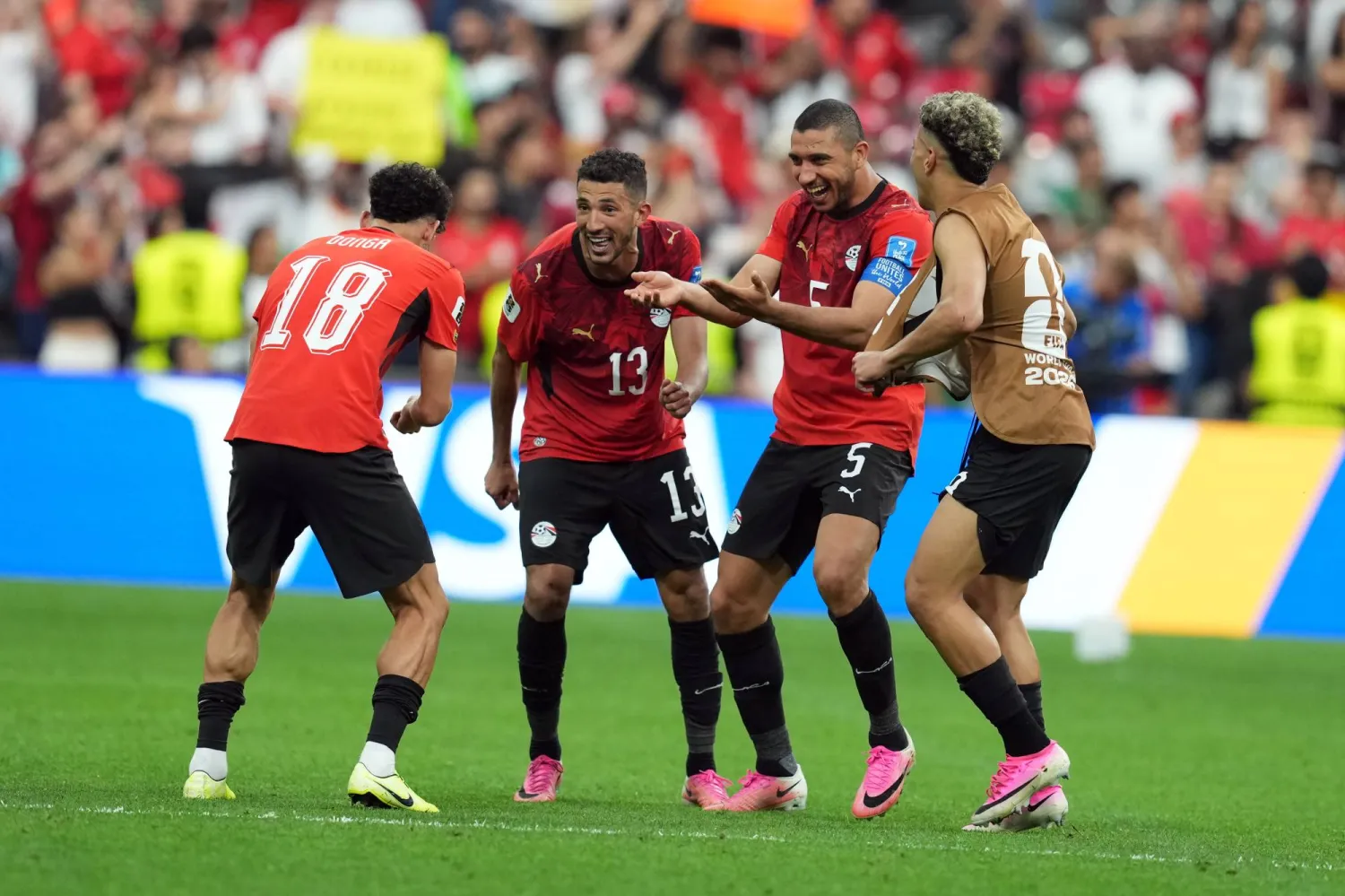 لاعبو مصر يحتفلون بالفوز التاريخي (أ.ب)