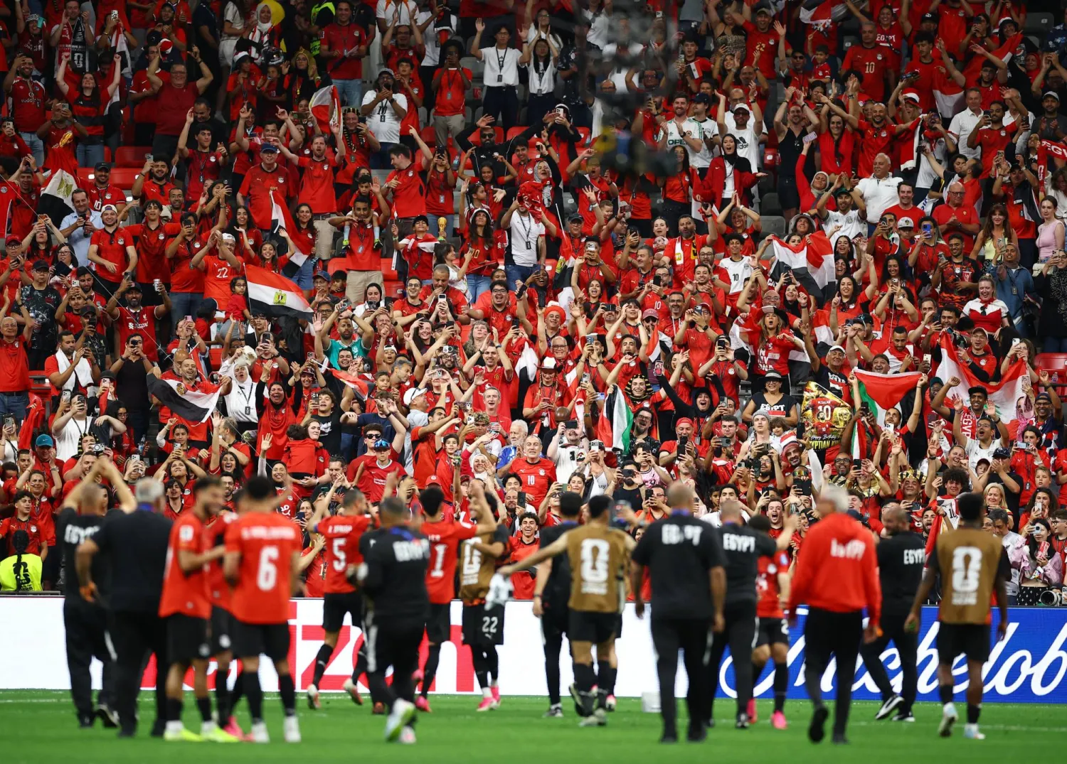 لاعبو مصر يحتفون أمام الجماهير (رويترز)