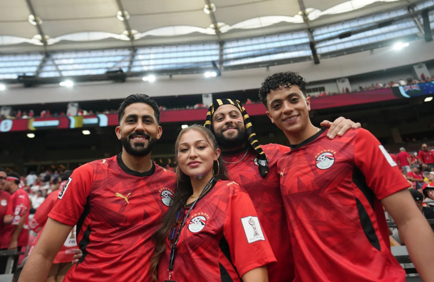 مشجعون يرتدون قميص منتخب مصر (أ.ب)