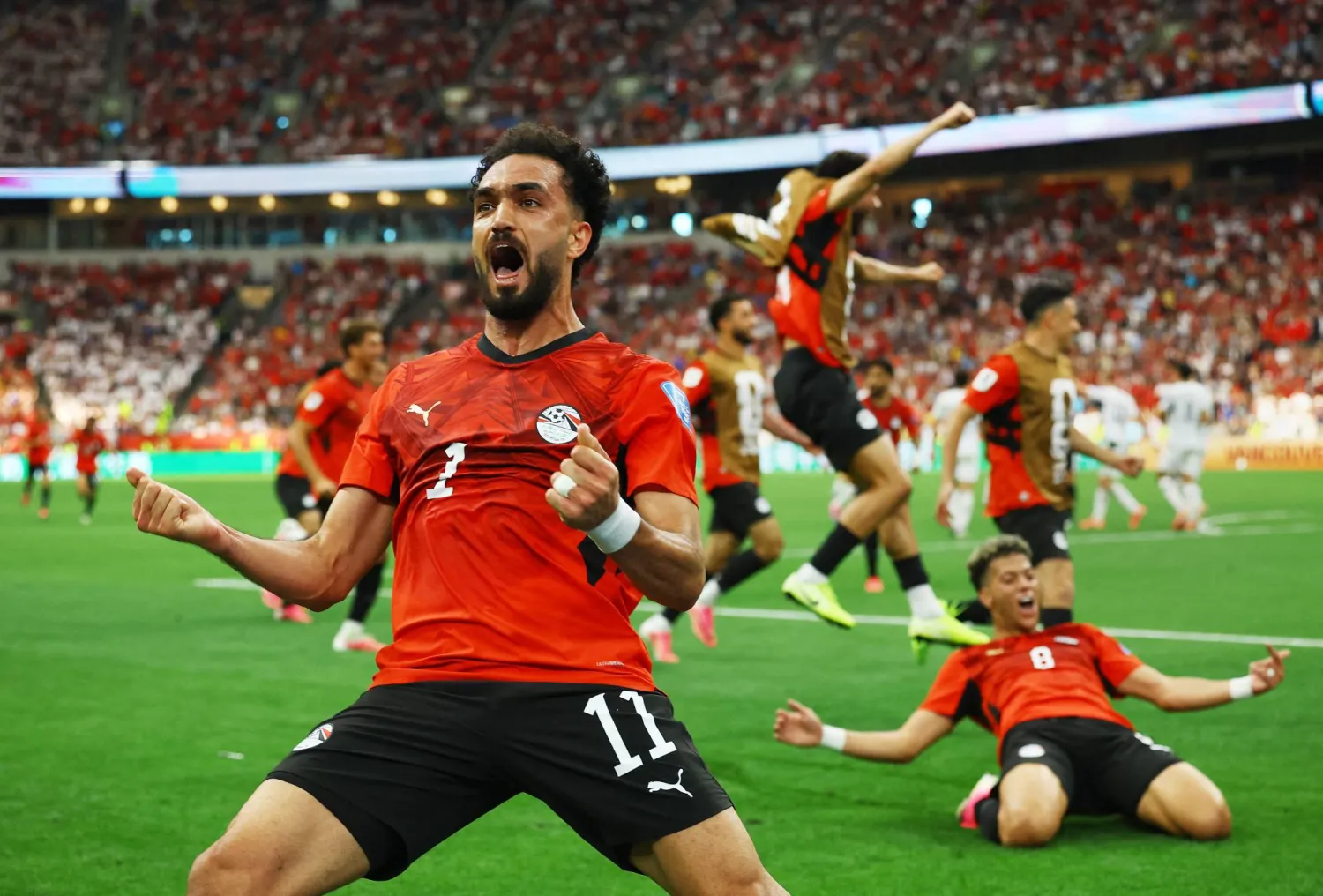 زيكو ينطلق فرحاً بهدفه في نيوزلندا (رويترز)