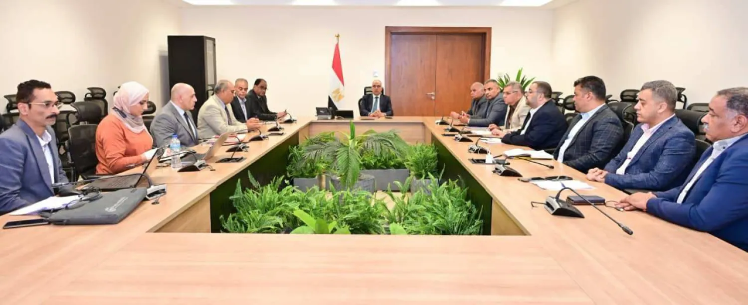 جانب من اجتماع وزير الري المصري هاني سويلم الاثنين لاستعراض سيناريوهات الأزمات (وزارة الري المصرية)