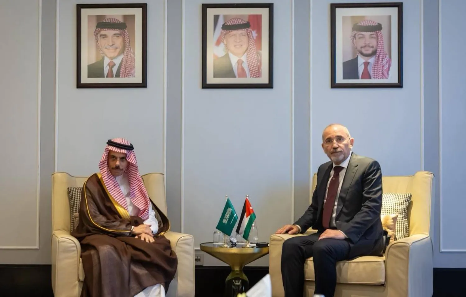 الأمير فيصل بن فرحان خلال لقائه أيمن الصفدي في عَمَّان (واس)