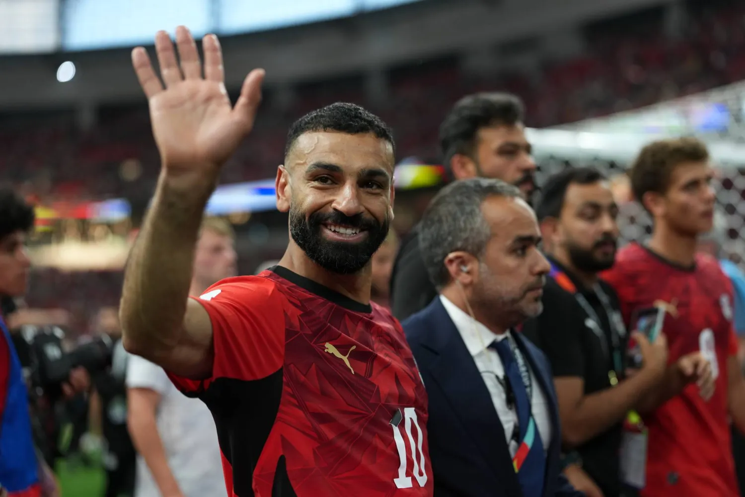 محمد صلاح قائد منتخب مصر يحيّي الجماهير (إ.ب.أ)
