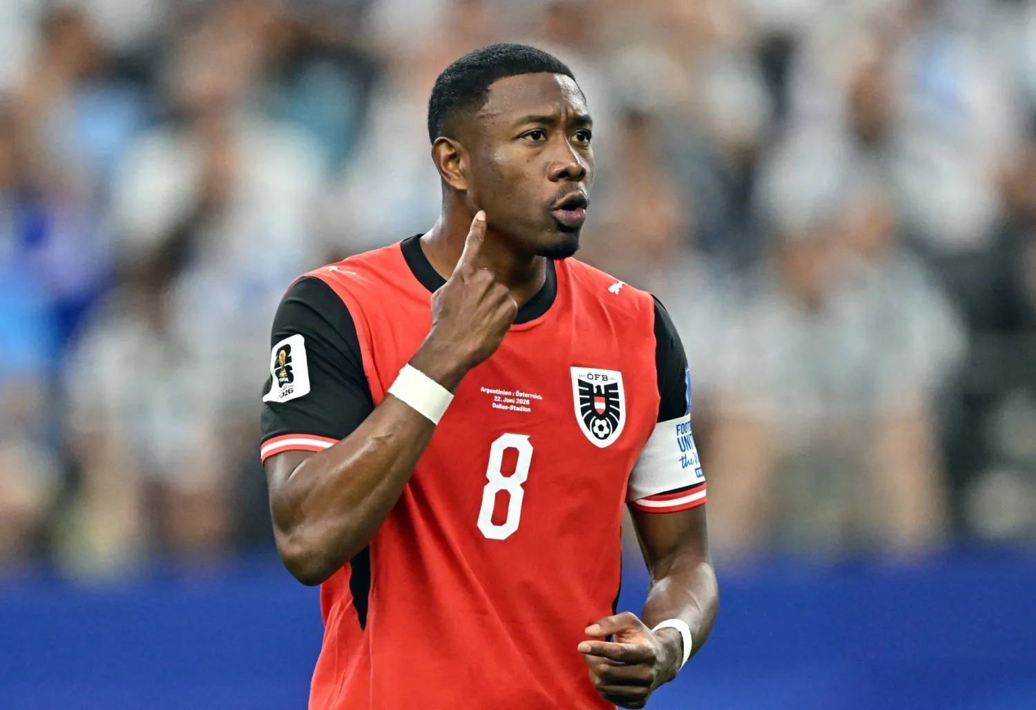 دافيد ألابا قائد منتخب النمسا يتفاعل خلال المباراة (رويترز)