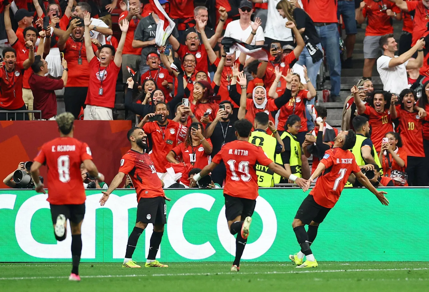 فرحة محمد صلاح كانت كبيرة بقيادة مصر لأول فوز في تاريخ المونديال (رويترز)