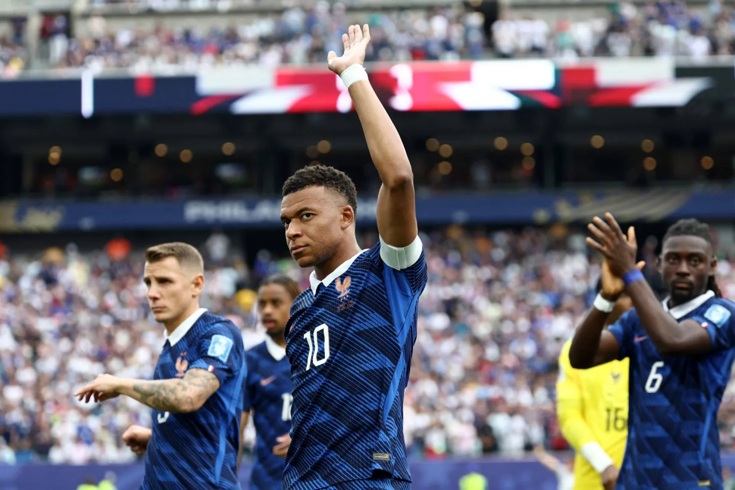 كيليان مبابي قائد منتخب فرنسا يحيي الجماهير أثناء دخوله إلى أرض الملعب (أ.ف.ب)