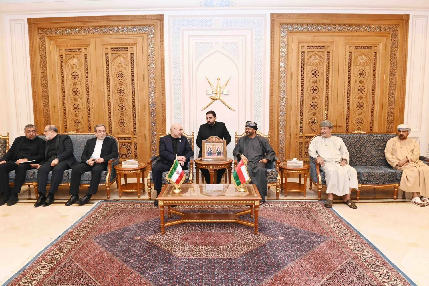 وزير الخارجية العماني بدر البوسعيدي مستقبلاً رئيس الشورى الإيراني محمد باقر قاليباف والوفد المرافق (العمانية)