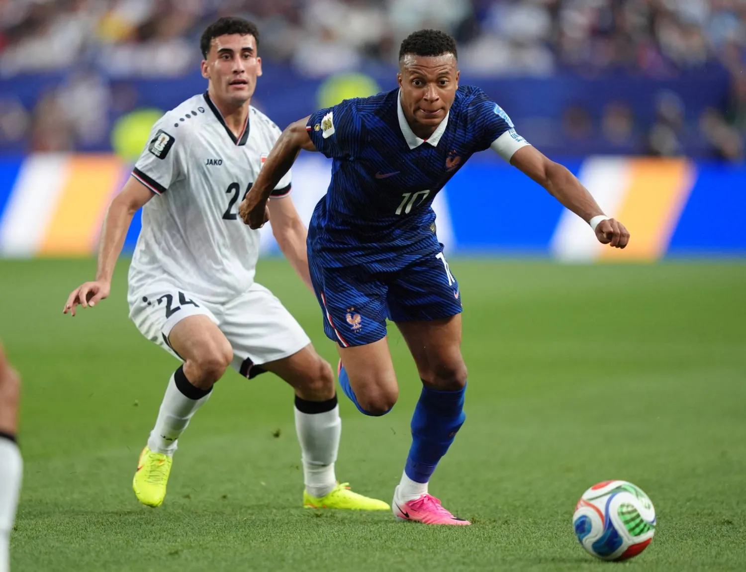 كيليان مبابي لاعب منتخب فرنسا خلال صراع على الكرة مع العراقي زيد إسماعيل (رويترز)