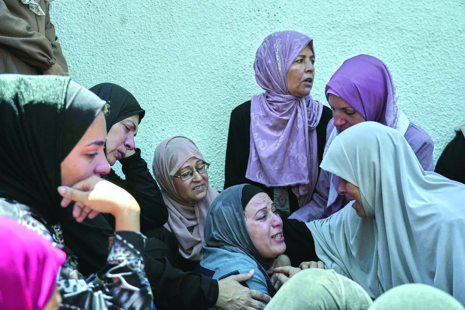 Filistinli kadınlar, dün Gazze şehrinde İsrail hava saldırısında öldürülen Şahd Aşur'un yasını tutuyor (AP)