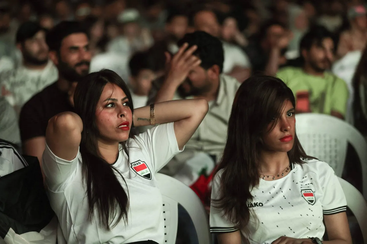 في بغداد يتحسَّر العراقيون على نتيجة المباراة خلال مشاهدتها في أحد المقاهي (أ.ف.ب) 