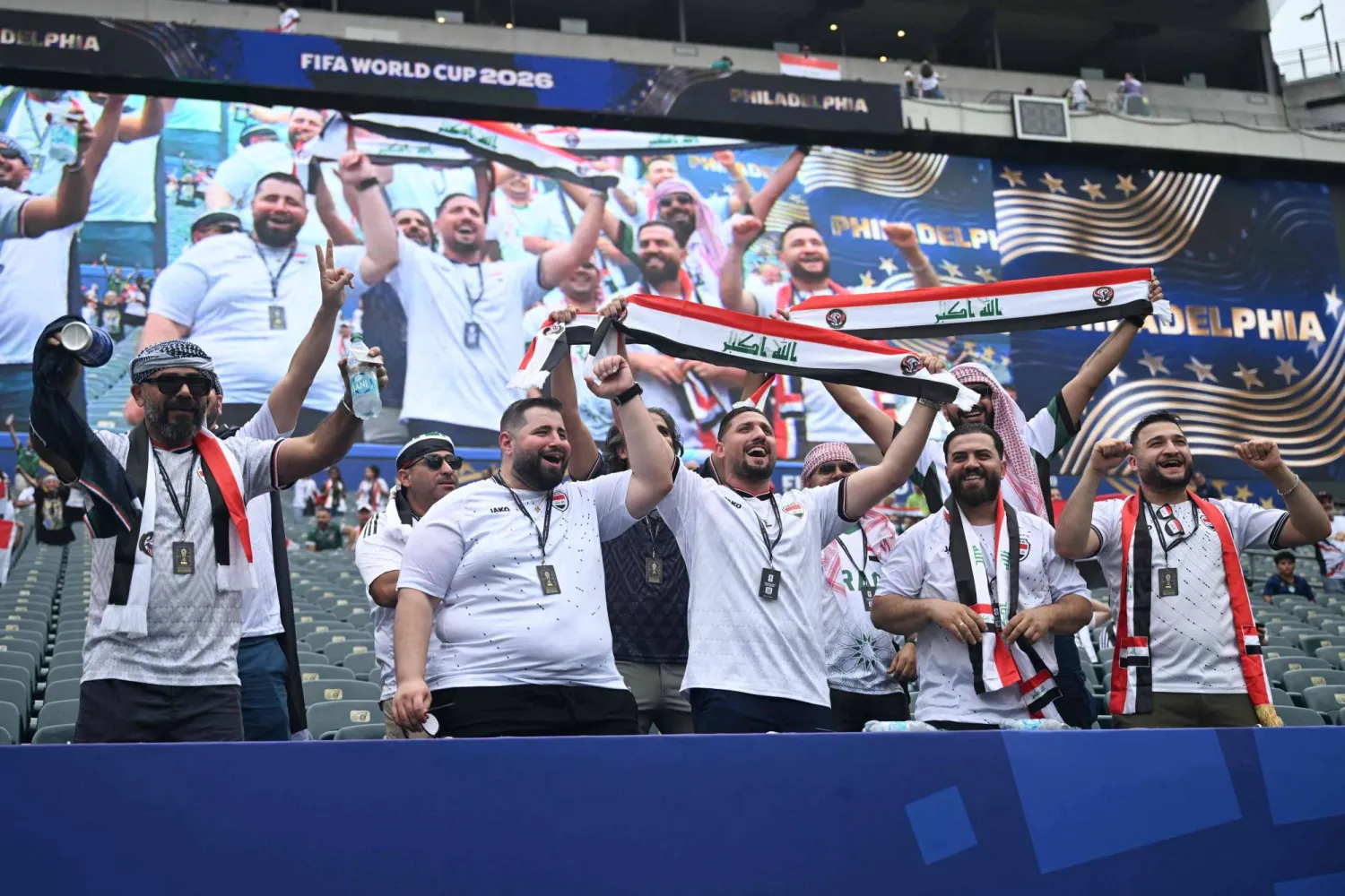 جماهير العراق ترفع علم بلادها (أ.ف.ب) 