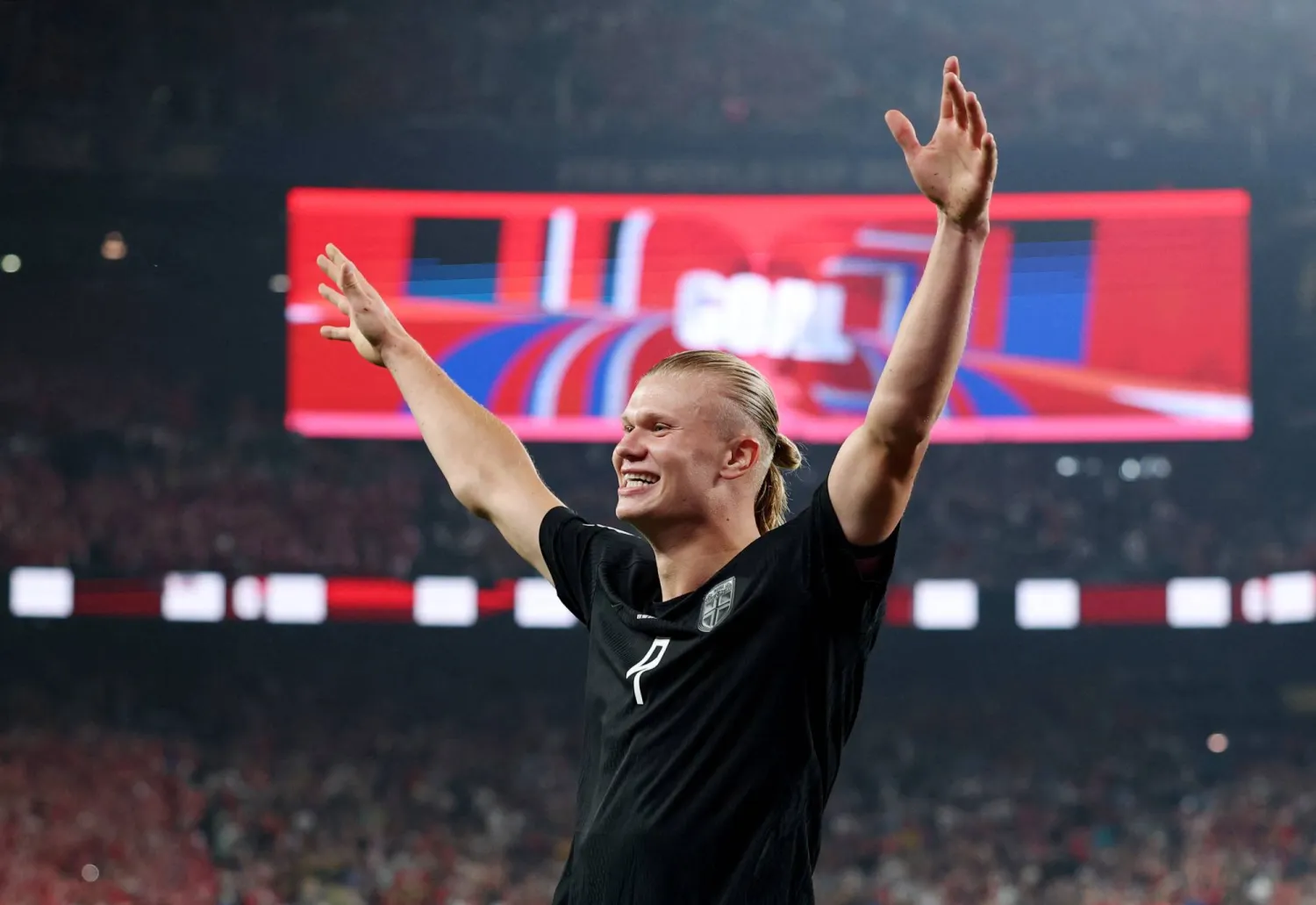 بات هالاند سادس لاعب في التاريخ يسجِّل هدفين أو أكثر في أول مباراتين له بكأس العالم (رويترز) 