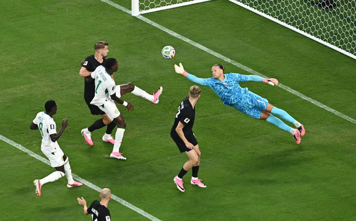 نيكولاس جاكسون لاعب السنغال في مواجهة أورغان نيلاند لاعب النرويج (رويترز) 