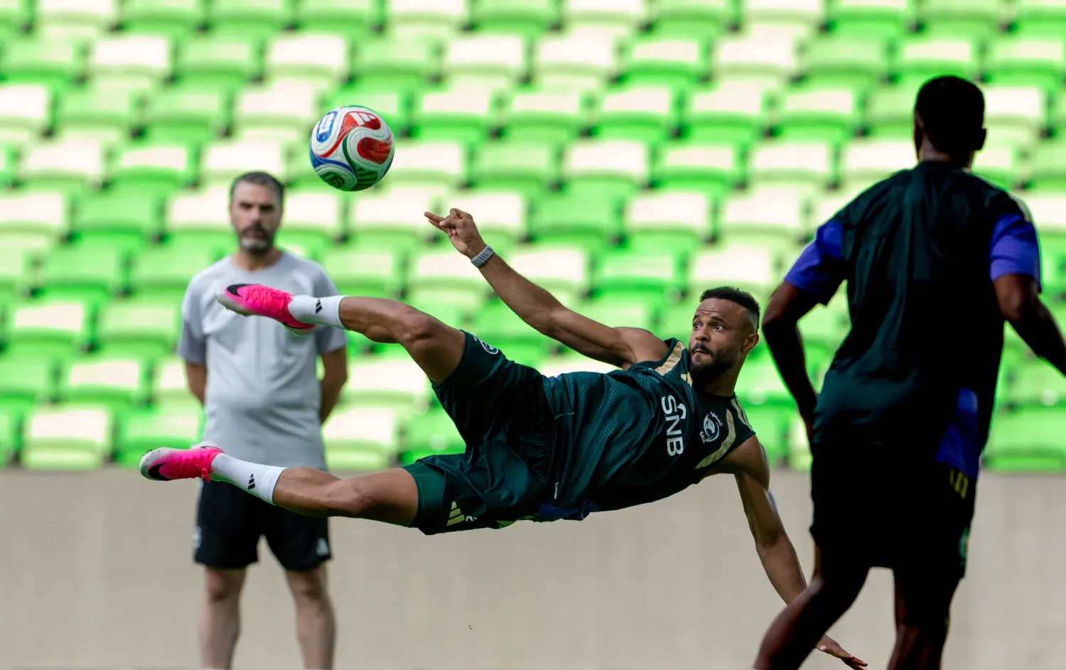 يخوض المنتخب السعودي مواجهةً حاسمةً أمام الرأس الأخضر (المنتخب السعودي)