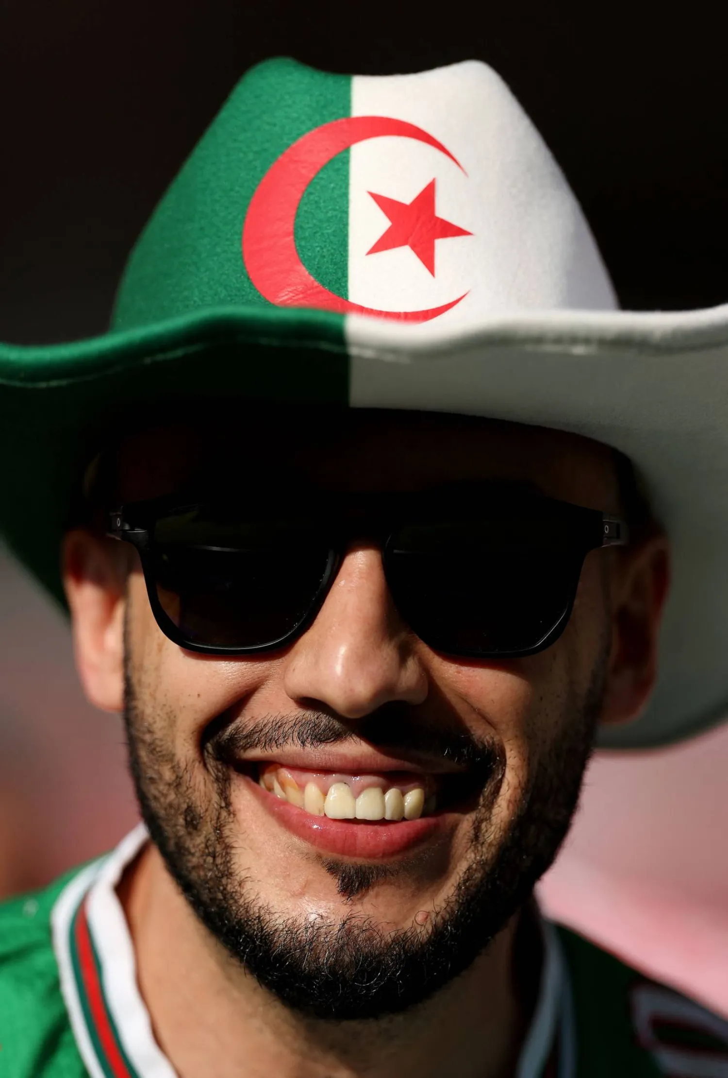 جزائري يبتسم بثقة لعدسة الكاميرا قبل اللقاء (أ.ف.ب)