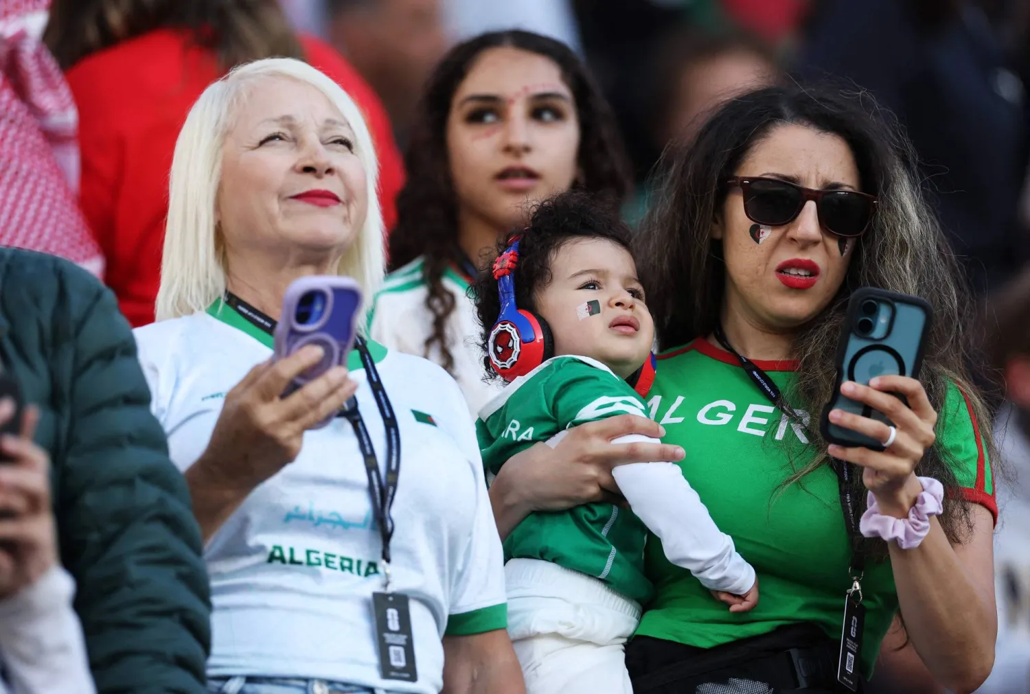 عائلة جزائرية تدعم منتخب بلادها (أ.ف.ب) 